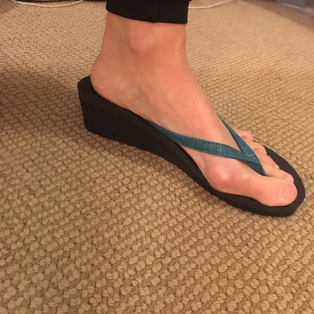 Sanuk turquoise wedge flip flop sandals NWOT